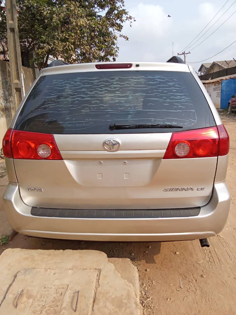 A picture of Toyota sienna 05