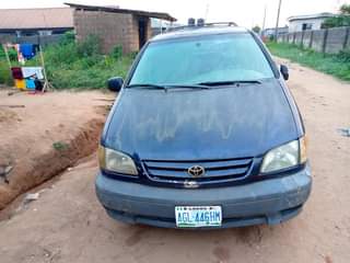 A picture of Toyota sienna 2001 model