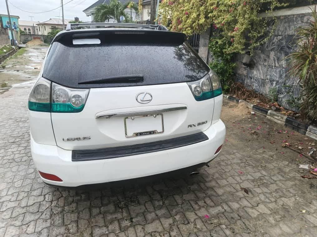 A picture of 2005 Rx330 lexus