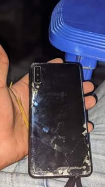 A picture of Samsung Galaxy A7 na Infinix smart 5