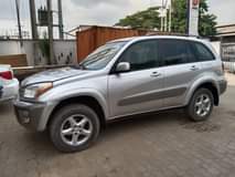 A picture of Toyota rav4 2004
