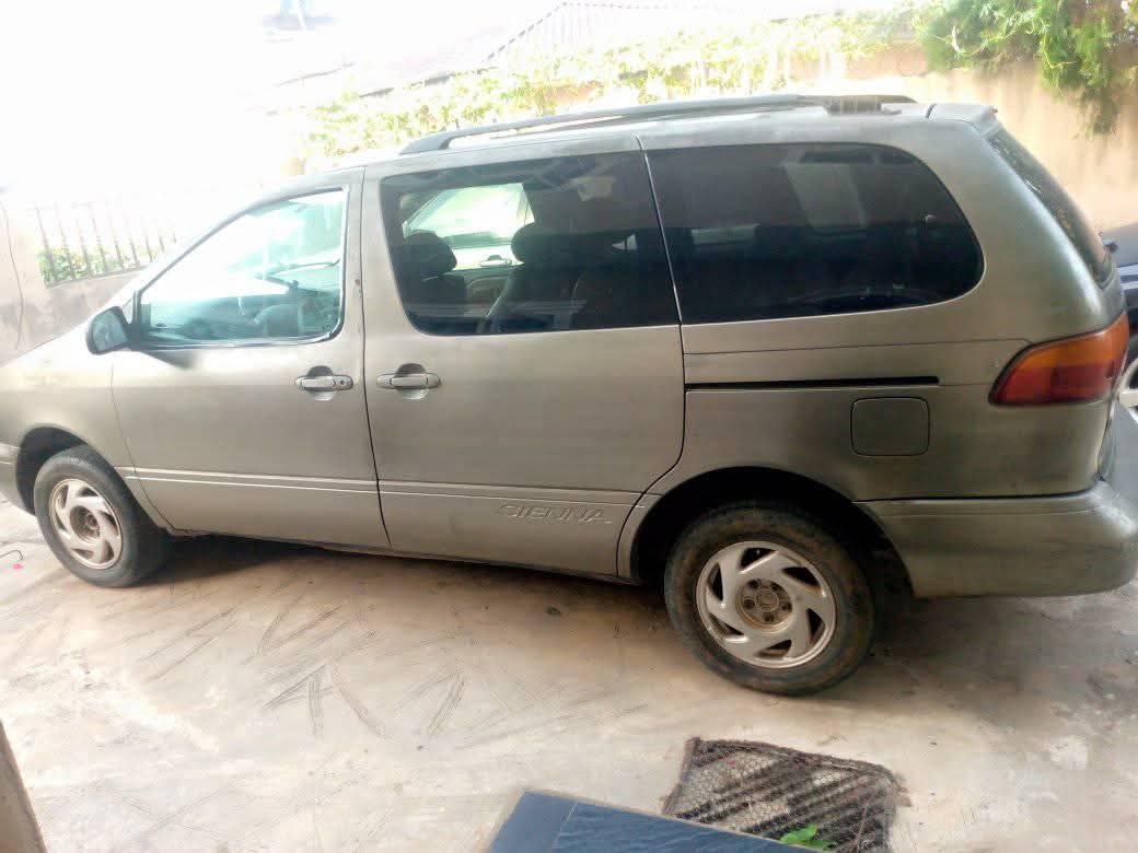 A picture of 2000 Toyota sienna 2000 model 2000