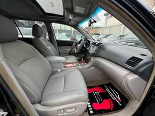 A picture of Extremely clean and sharp registered Toyota Highlander limited 2010