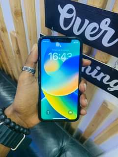 A picture of iPhone Xr 64Gb Face UnlockTruetone Battery health 100