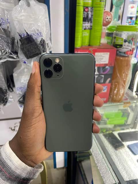 A picture of iPhone 11 Pro Max 256gb at 1M 