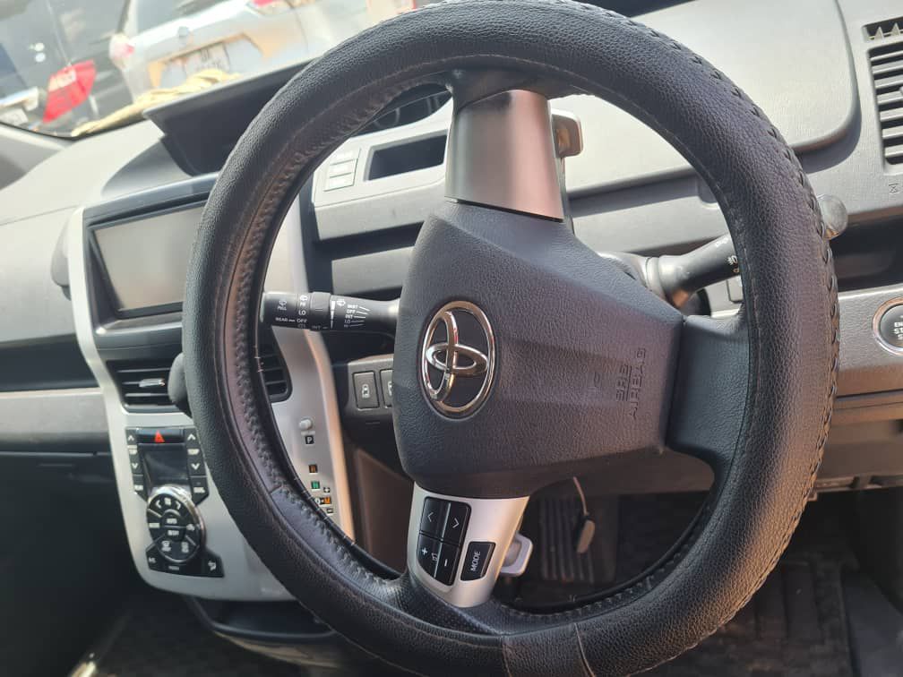 A picture of Toyota Noah Si grade