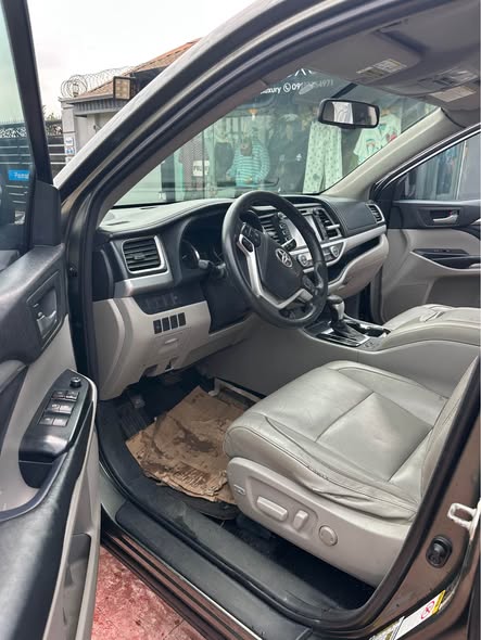 A picture of Toyota Highlander 2014