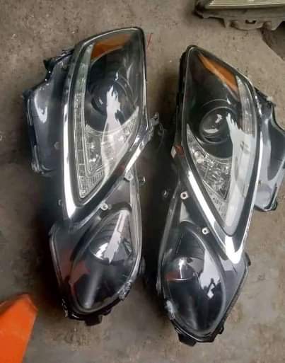 A picture of Car lights