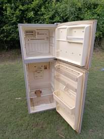 A picture of Ofa ofa nauza fridge ya aamsung double door bei 280000