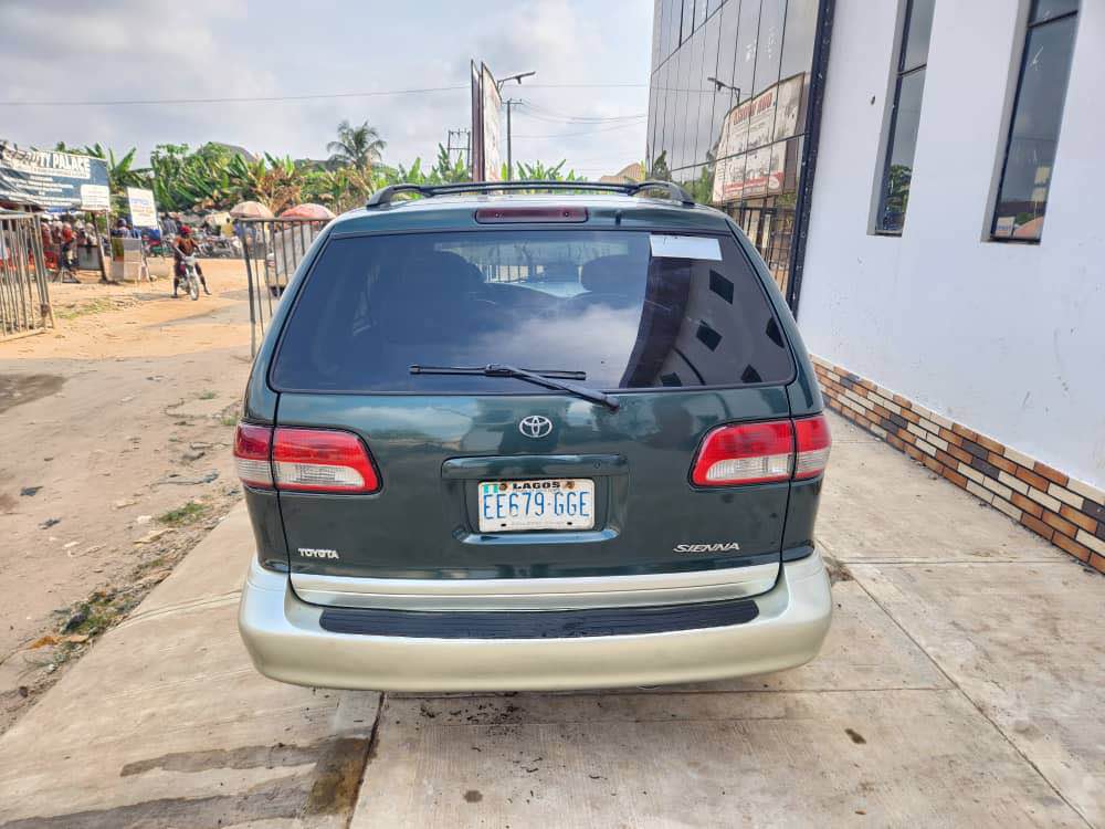 A picture of Toyota Sienna 2002