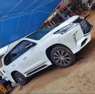 A picture of LX570 2018 250M