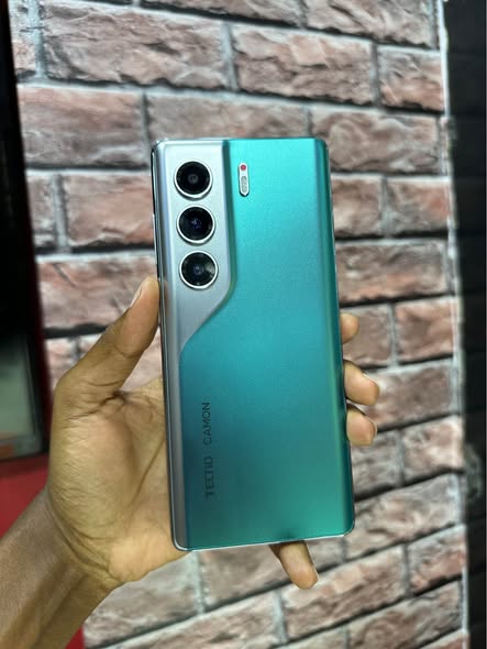 A picture of Used Tecno camon 40pro at 350 000 call on 0753430863