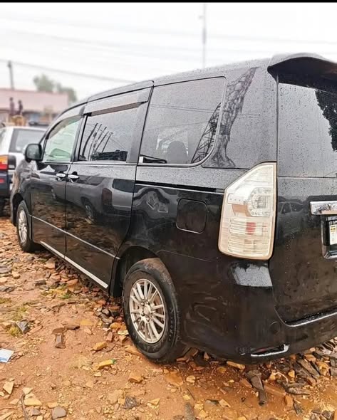 A picture of Toyota Noah 27m model 2012 0756358601 0774586964