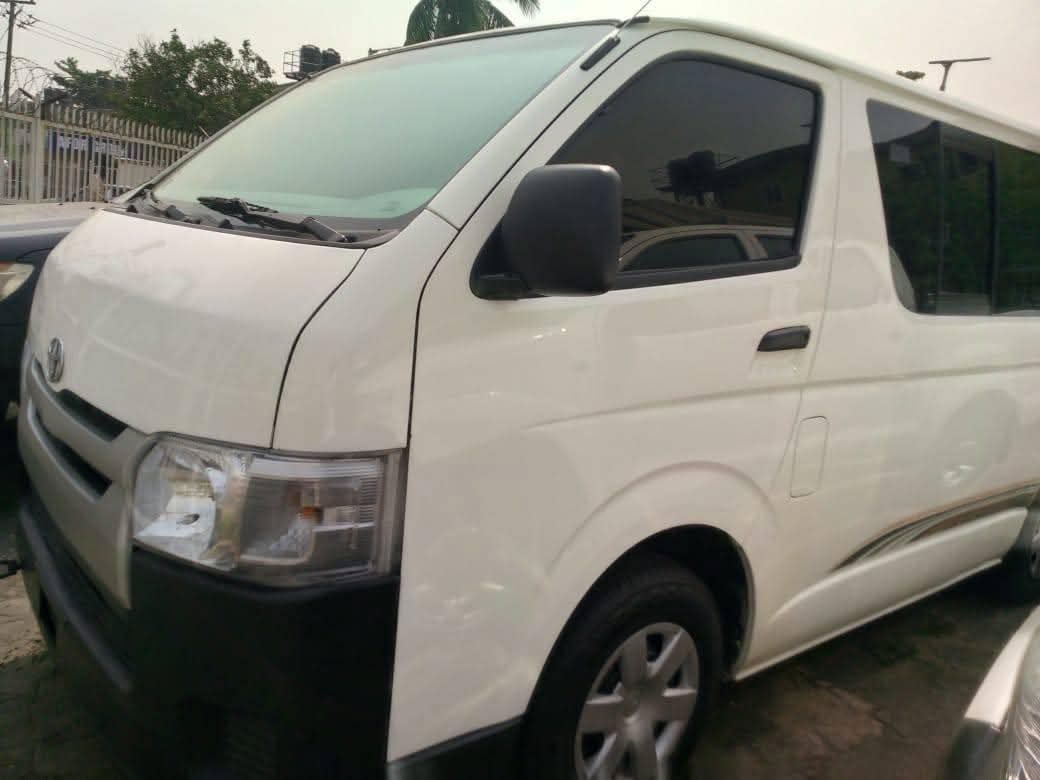 A picture of 2013 Toyota hiace bus