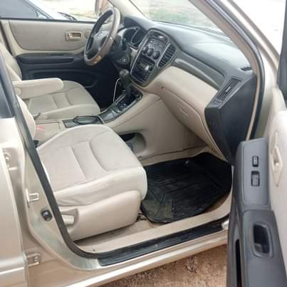 A picture of DISTRESS SALE NOW.. ... Extremely super sharp Toyota Highlander 04