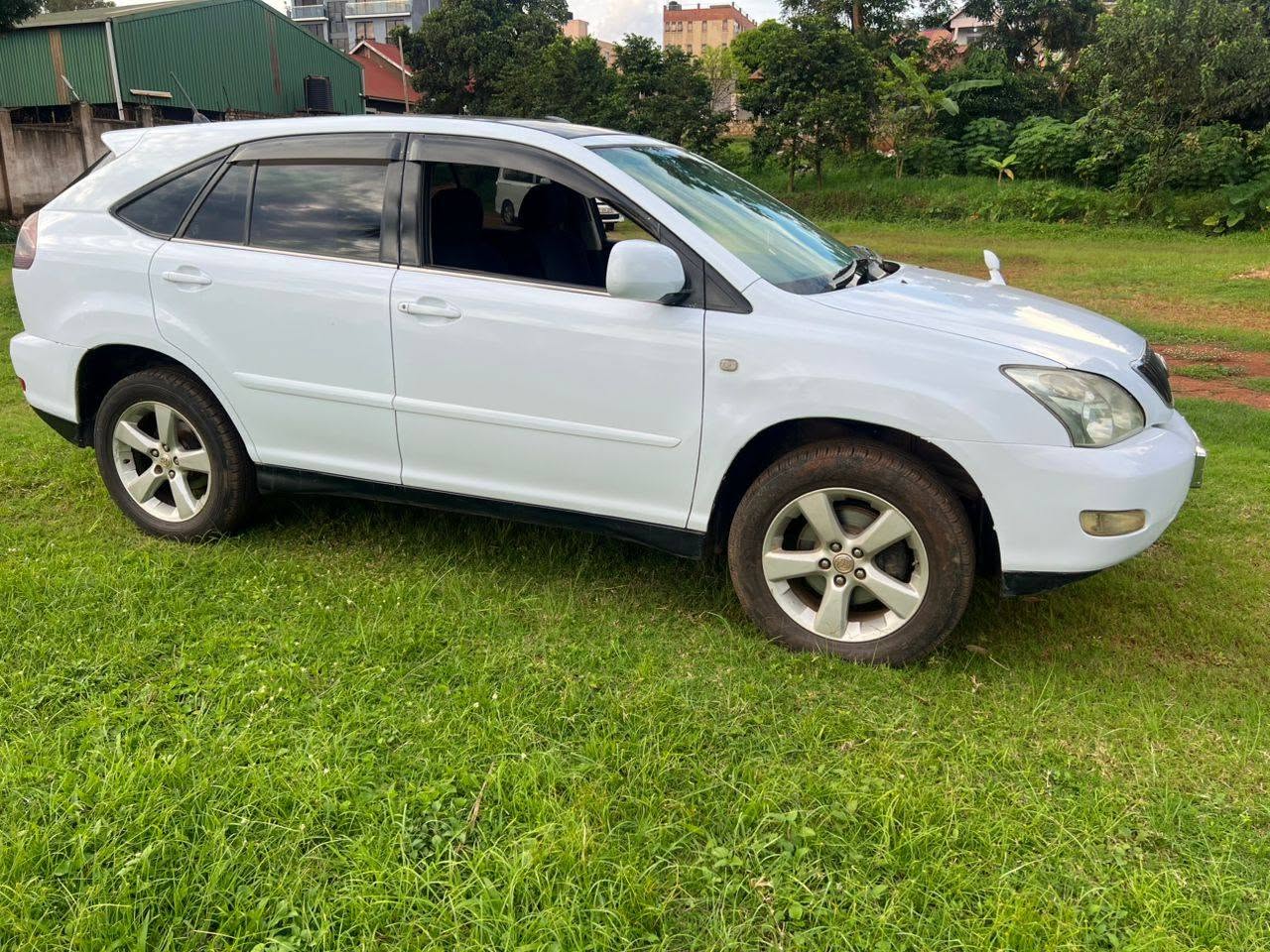 A picture of Toyota harrier kawundo 28m money needed