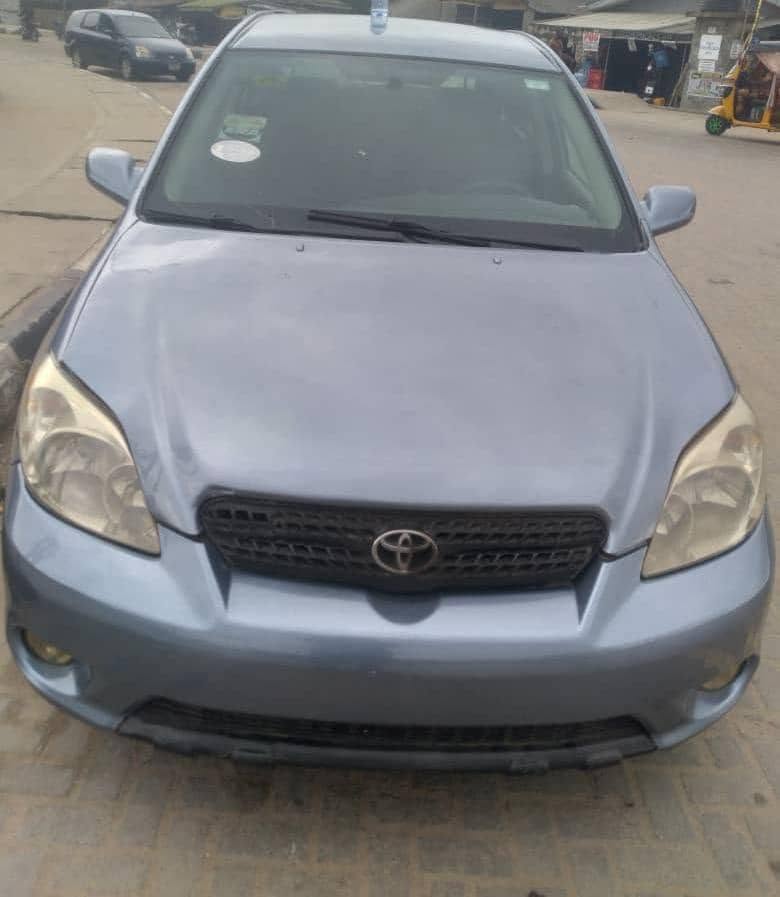 A picture of 06 model Toyota Matrix Engine Gear AC Good interior and
