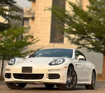 A picture of Porsche Panamera 2015 model