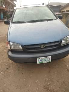 A picture of Toyota Sienna 2000 model