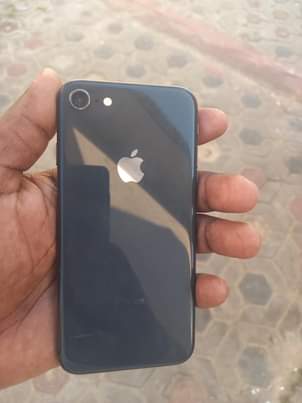 A picture of Iphone 8 plain Gb64 Betr100 Krek kdg haina madhara Finger