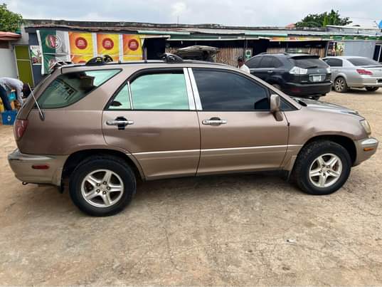 A picture of Lexus RX 300