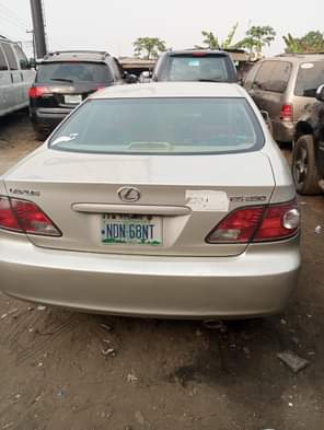 A picture of lexus ES330 in very mint Condition First body with sound