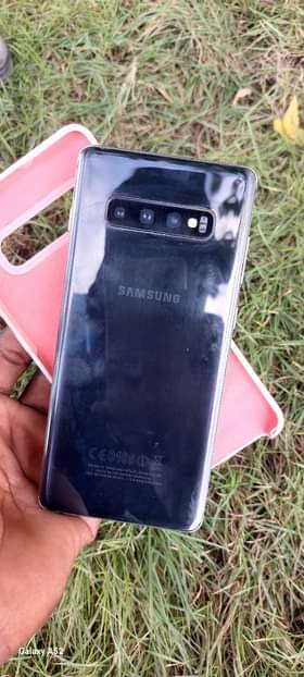 A picture of Samsung s10 plus
