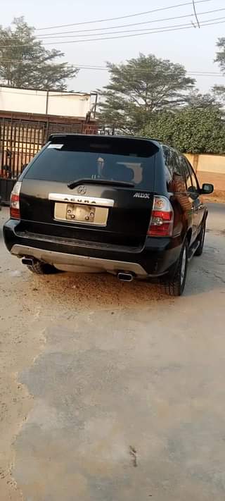A picture of Acura MDX on top notch condition 06