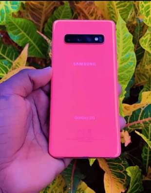 A picture of SAMSANG S10
