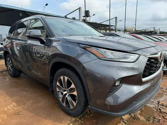 A picture of Super fresh and clean foreign used Toyota Highlander XLE with