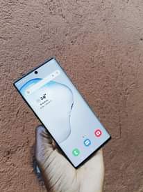 A picture of Samsung Galaxy Note10 256GB clean