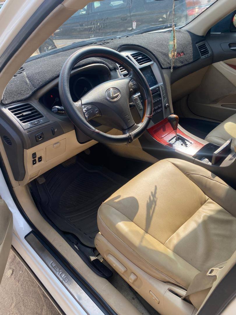 A picture of This is a very very clean and lovely ES350 2009