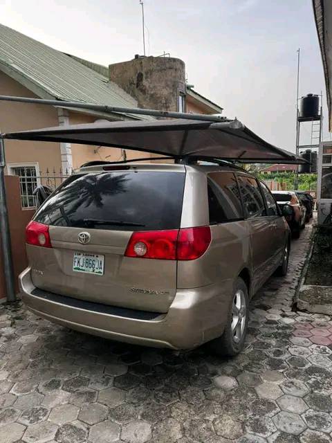 A picture of owner need money ungently this morning direct 2007 Toyota sienna