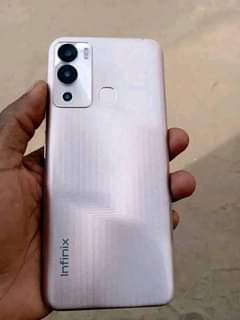 A picture of Infinix hot12i