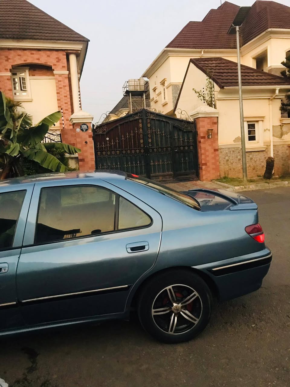 A picture of Peugeot 406 prestige