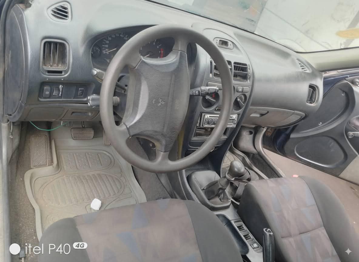 A picture of 2000 Mitsubishi carisma 2000