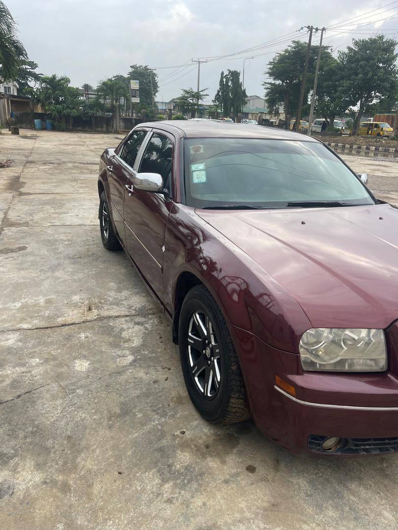 A picture of Chrysler Town 300