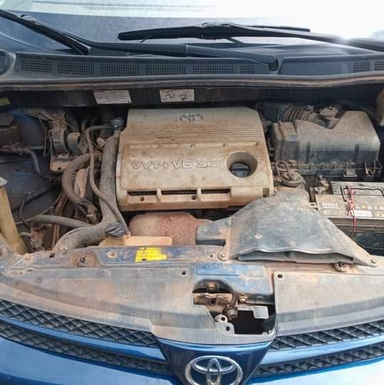 A picture of 05 Toyota sienna