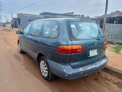 A picture of Clean Toyota Sienna 2000 model