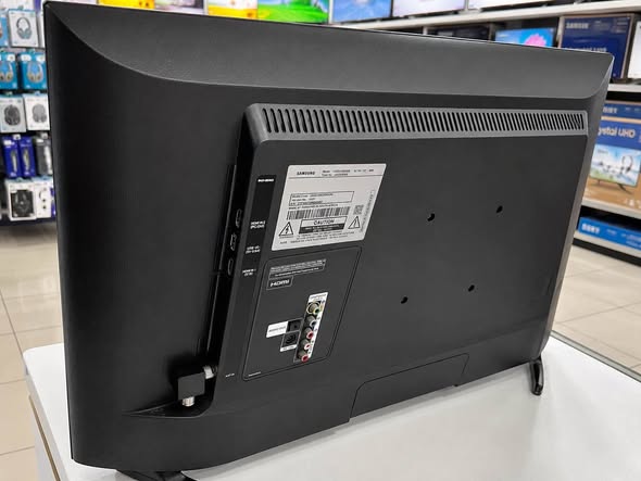 A picture of Brand new 32inch Samsung smart Original available at a give