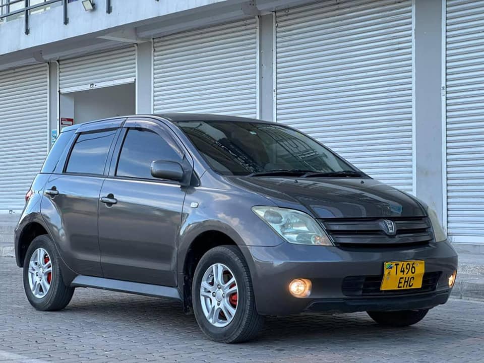 A picture of Toyota ist EHC Cc 1290 Year 2005 Low mileage Android