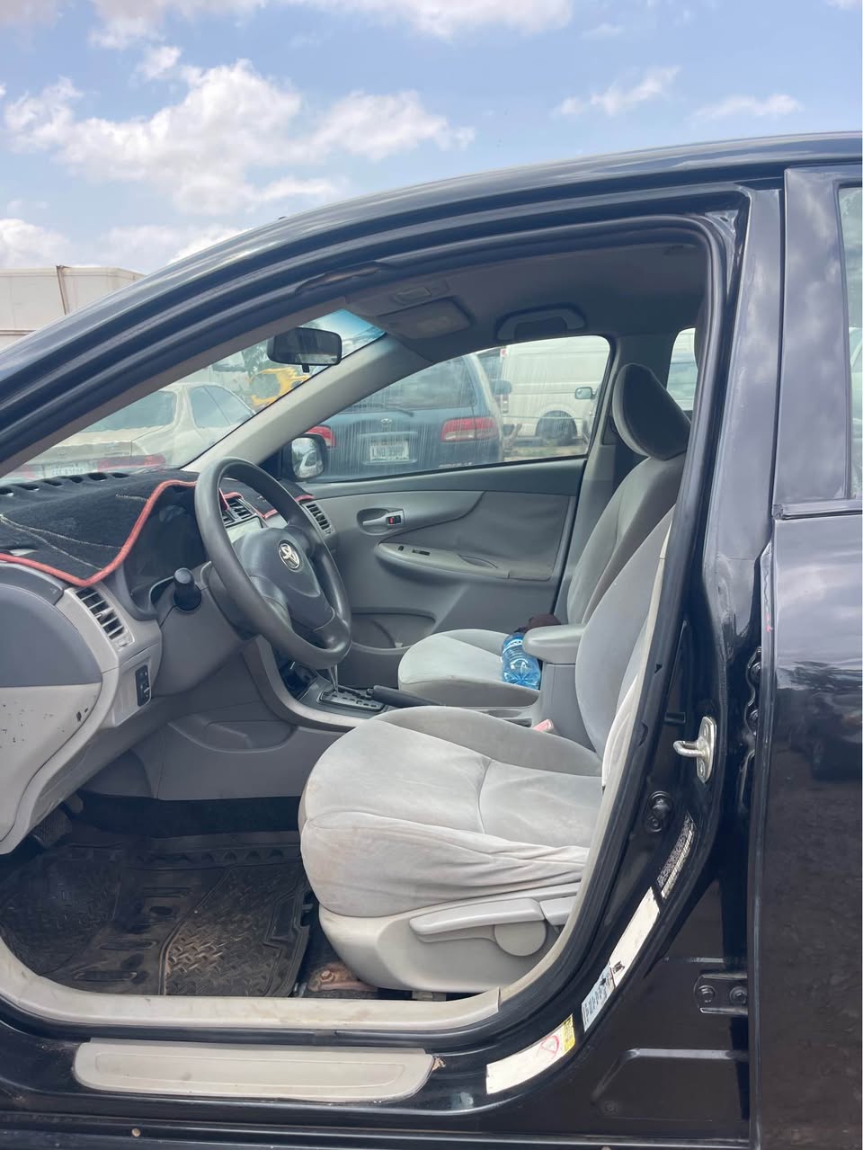 A picture of TOYOTA COROLLA 2010