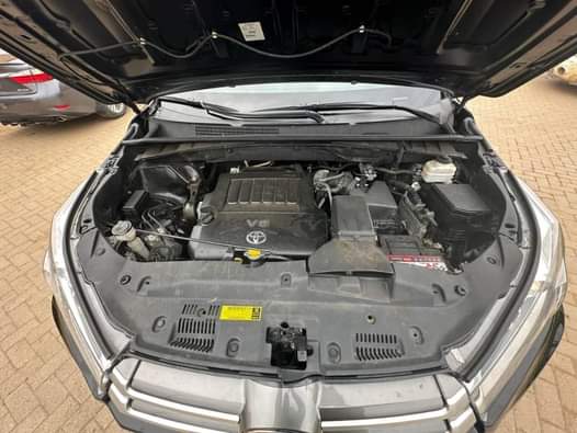 A picture of Toyota Highlander XLE 2015 Thumb start Black on Black Clean