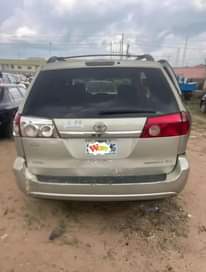 A picture of Distress Toyota Sienna 05 very sound engine gear First body