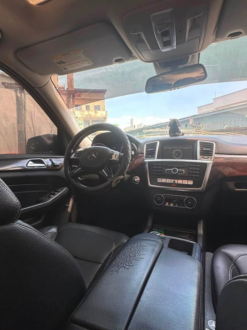 A picture of ML 350 2015 full option with 360 Camera