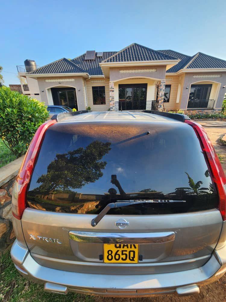 A picture of 2005 Nissan x trail
