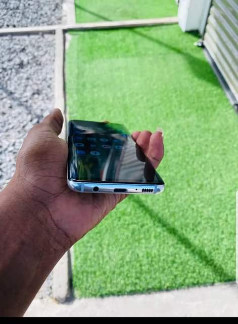 A picture of Samsung S8 plain