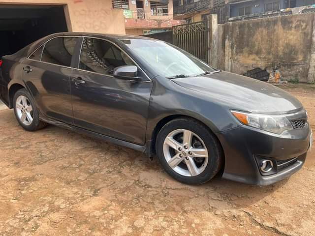 A picture of 2013 Toyota Camry SE