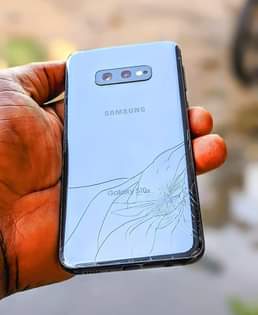 A picture of Samsung s10e