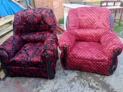 A picture of Nauza sofa zote mbili sh 75000 piga 0753027005